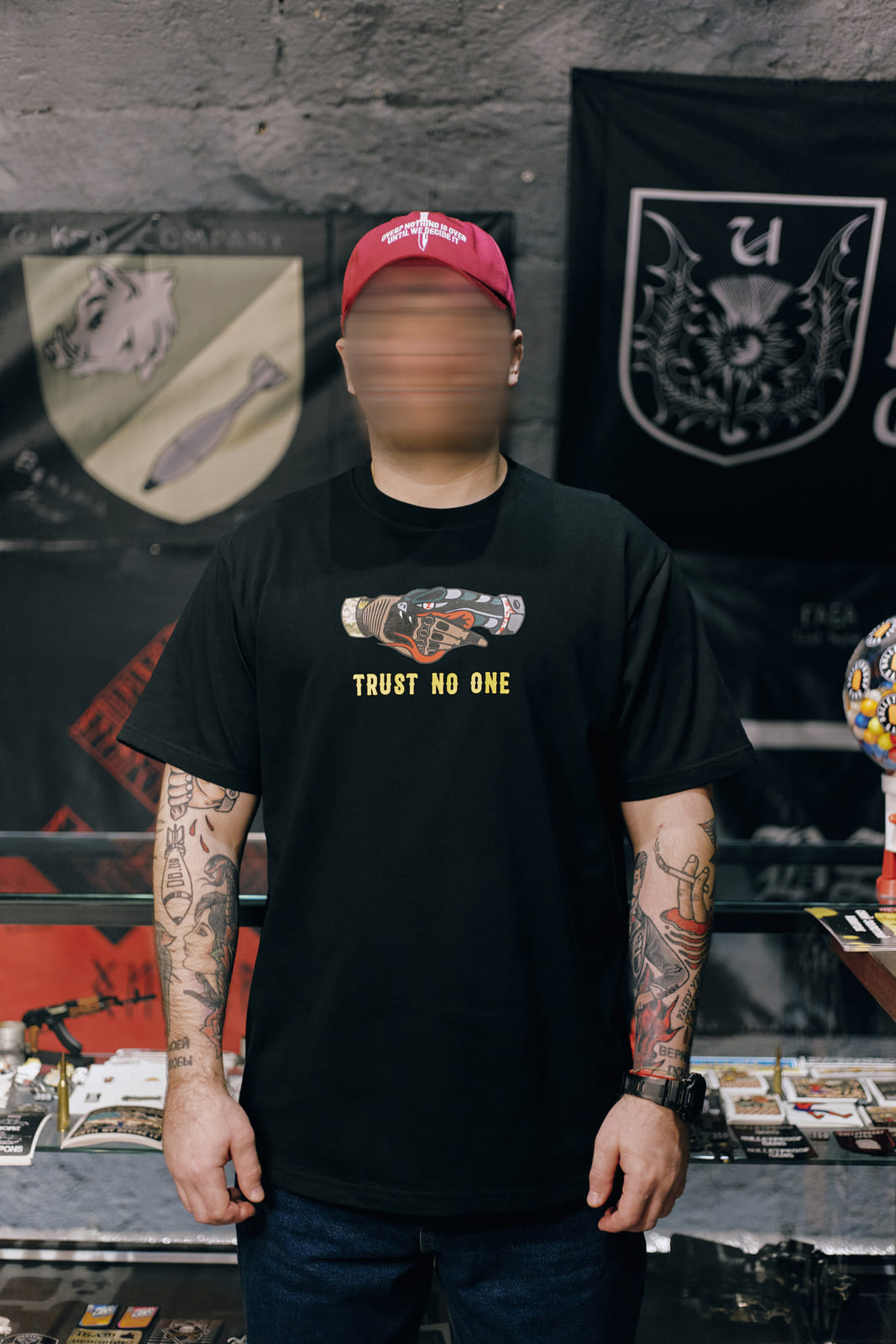 T-shirt "Trust no one"