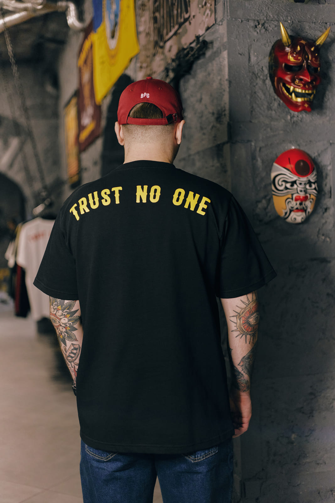 T-shirt "Trust no one"