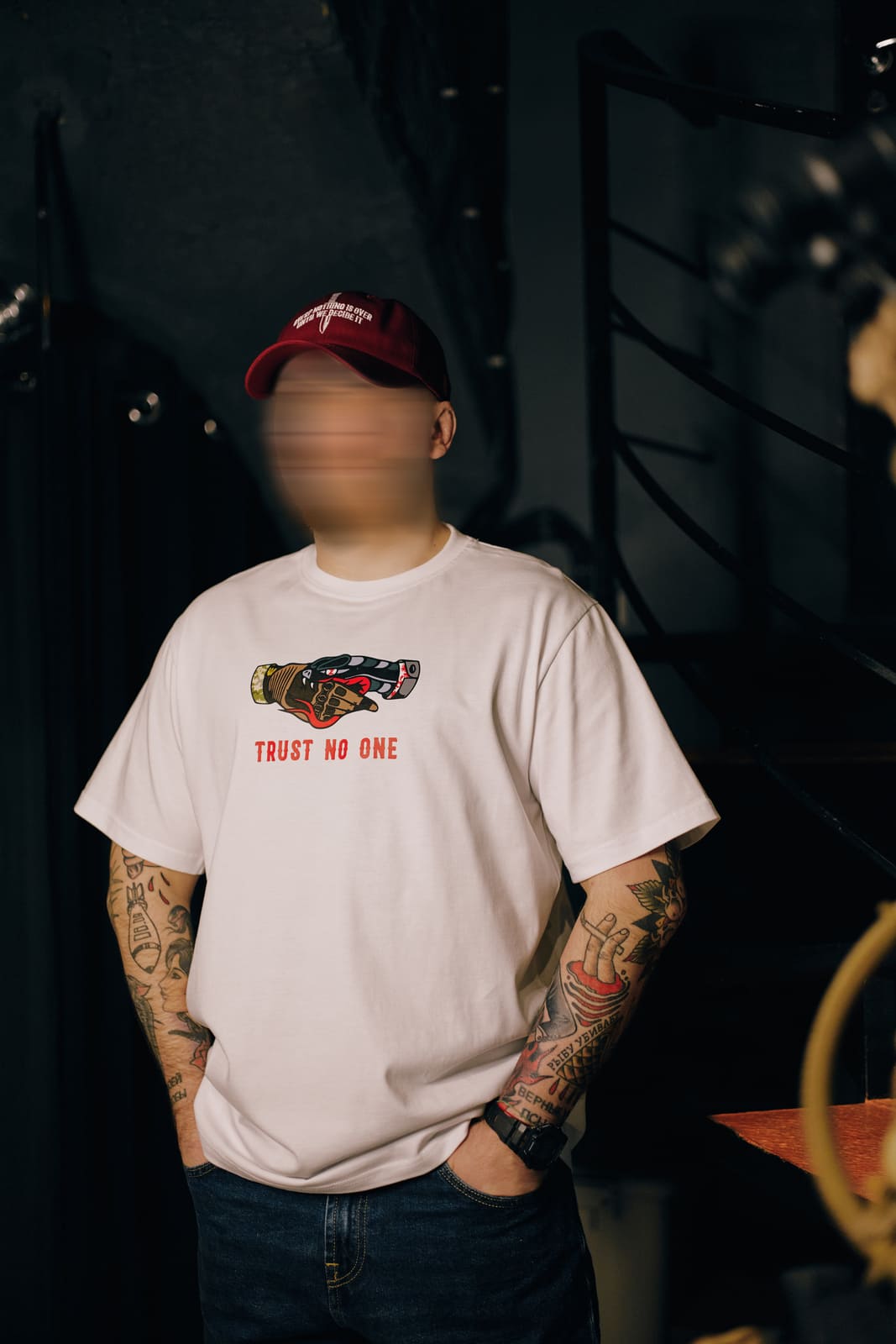 T-shirt "Trust no one"