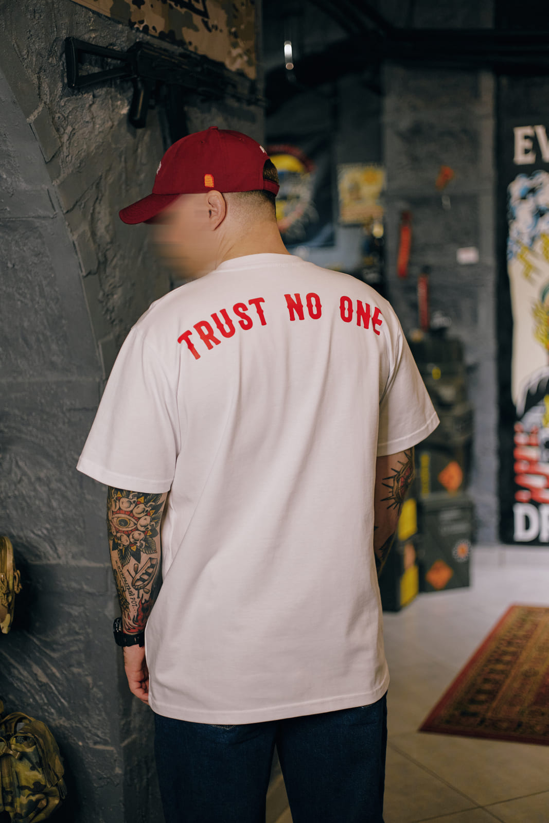 T-shirt "Trust no one"
