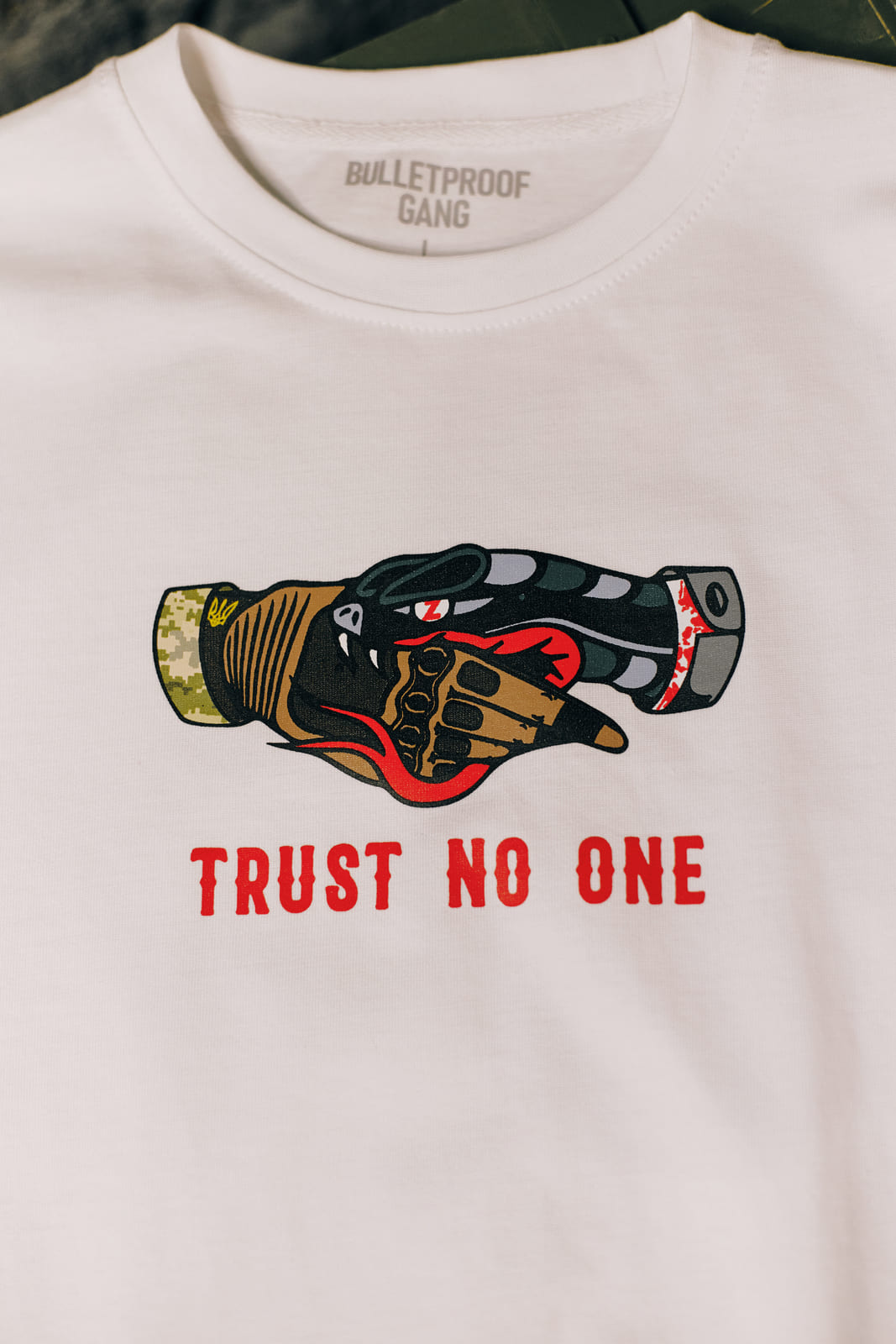 T-shirt "Trust no one"