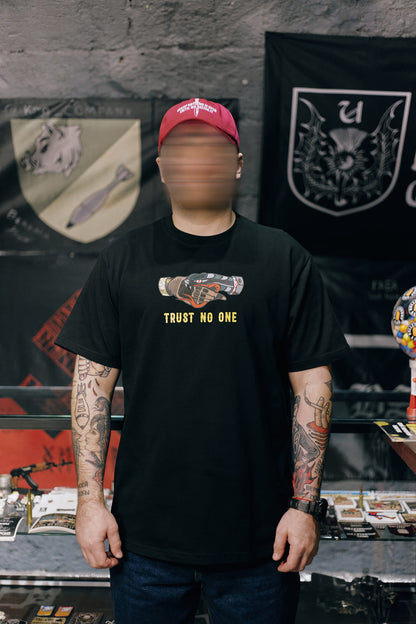 Футболка "Trust no one"