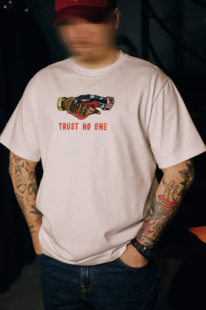 Футболка "Trust no one"