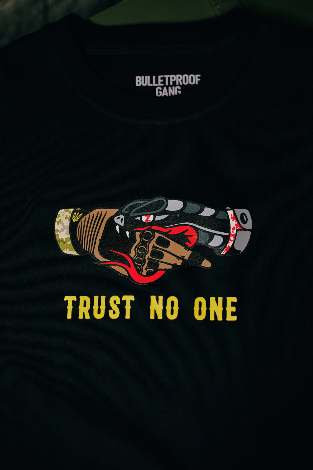 Футболка "Trust no one"